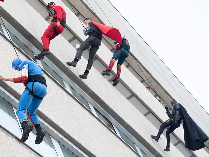 WEGA-Seiltechniker seilen sich am 10. Oktober 2018, als "Superhelden" im Rahmen eines Medientermins der Landespolizeidirektion Wien vom Dach der AKH-Kinderklinik ab