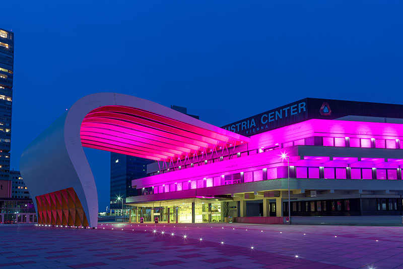 Austria Center Vienna wird rosa angestrahlt