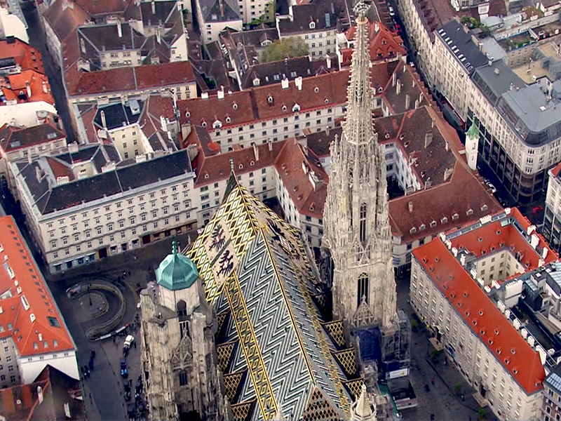 Wien von Oben. Im Bild Dach des Stephansdomes