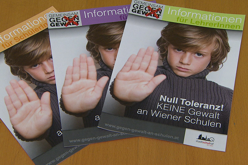 Folder gegen Gewalt an Schulen