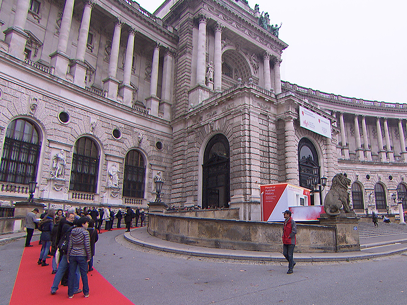 Besucher vor Haus der Geschichte in der Hofburg