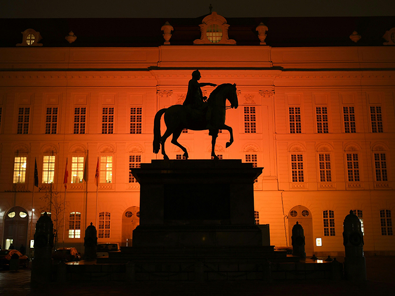 Fototermin "Das Parlament wird orange - Orange the World" am Mittwoch, 21. November 2018, vor dem Parlamentsausweichquartier in Wien