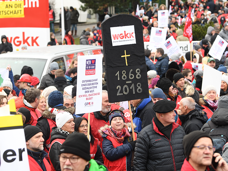 Teilnehmer einer Protestkundgebung gegen die Sozialversicherungsreform am Wienerberg