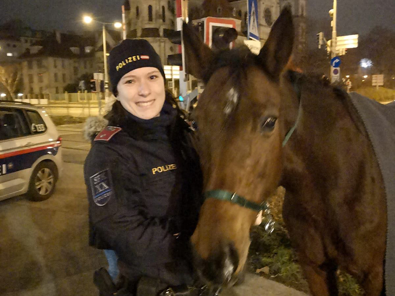 Polizstin mit Pferd am Handelskai