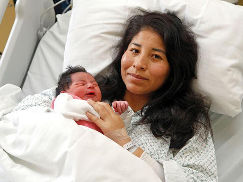 Neujahrsbaby 2019 mit Mutter im Krankenhaus Hietzing