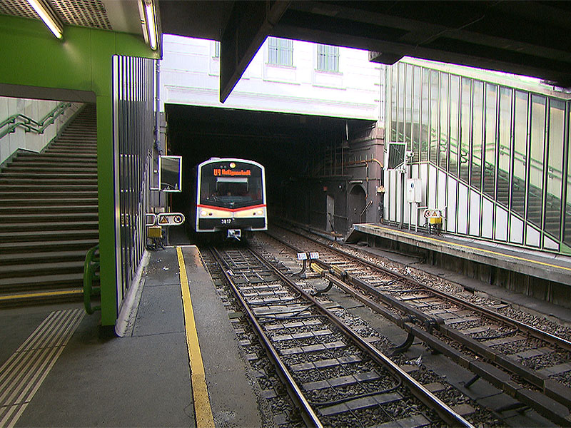 U-Bahn fährt in Station Margaretengürtel ein