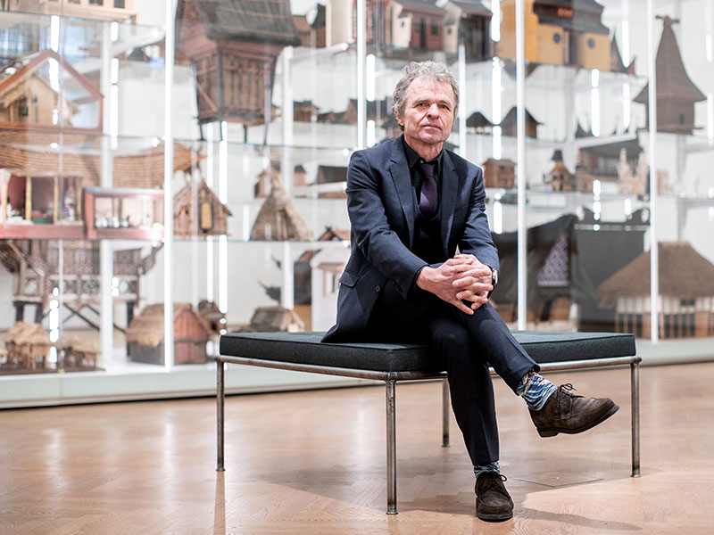 Chef des Weltmuseums, Christian Schicklgruber, vor einem Schaukasten zur Ausstellung "Korridor des Staunens" 