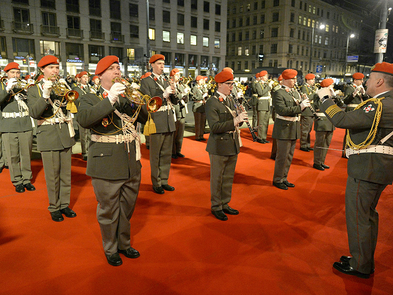 Gardemusik auf dem Roten Teppich im Rahmen des Wiener Opernballes am Donnerstag, 28. Februar 2019, vor der Wiener Staatsoper