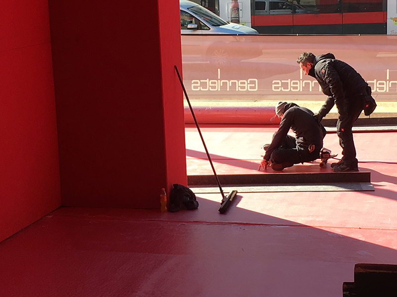 Arbeiten am Red Carpet für den Opernball: Zum Einsatz kam auch ein Skateboard