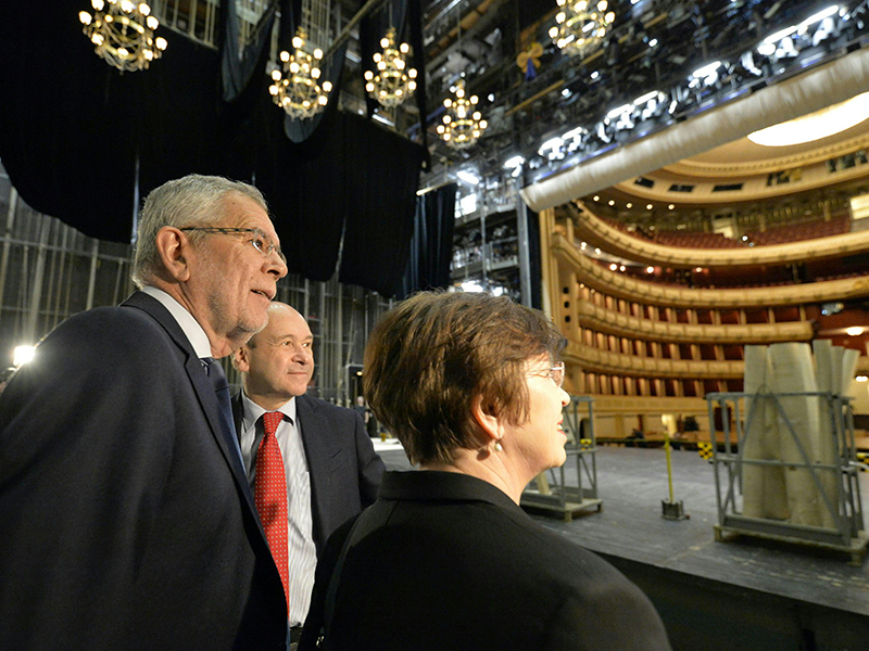 Bundespräsident Alexander Van der Bellen, Operndirektor Dominique Meyer und Doris Schmidauer während der Aufbauarbeiten für den Opernball 2019