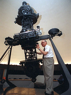 Mucke  mit dem Projektor des Wiener Planetariums, aufgenommen am 06. August 1999