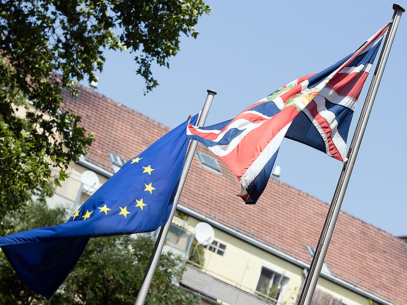 EU-Fahne und britische Fahne