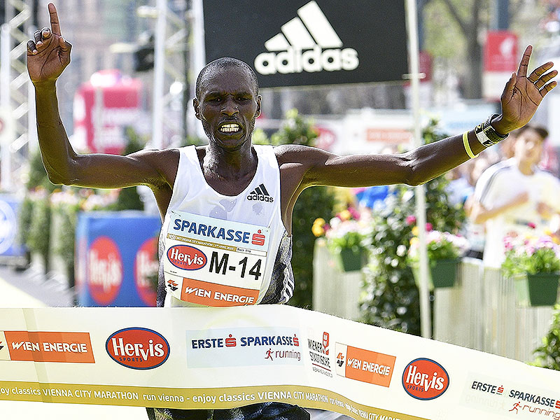 Sieger Vincent  Kipchumba auf der Ziellinie des Vienna City Marathons 2019