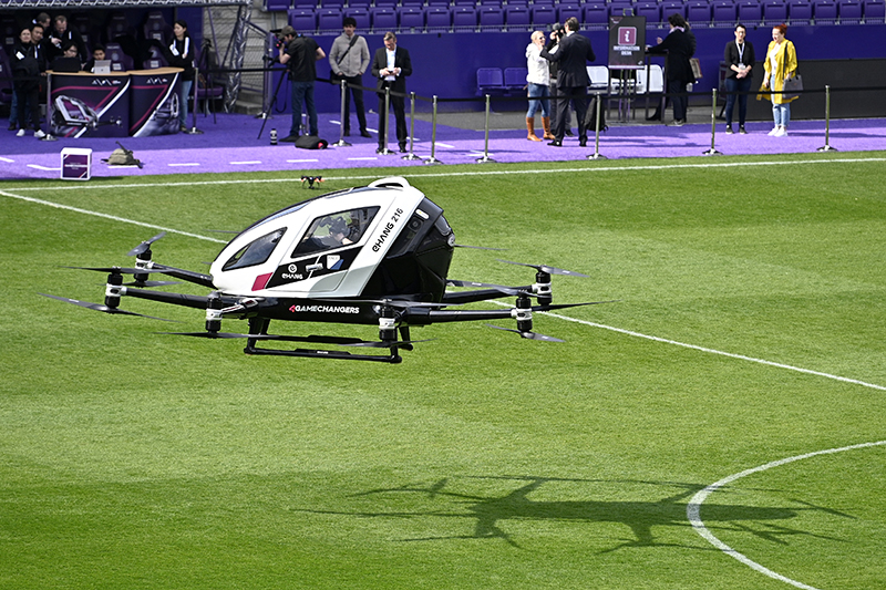 Autonome Flugtaxis fliegen über einem Stadion in Wien