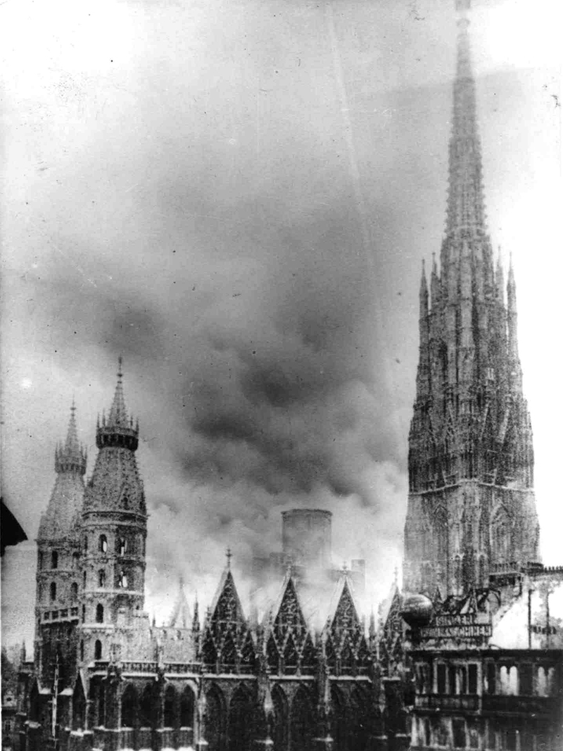 Historische Aufnahme des Brandes im Wiener Stephansdom am 12. April 1945.
