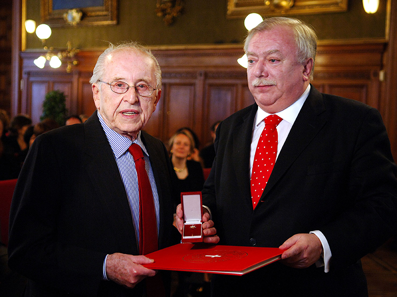 Eric Pleskow wird die Ehrenbürgerschaft von Michael Häupl verliehen, 2007