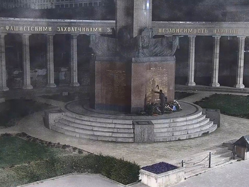 Russendenkmal beschmiert: Polizei veröffentlicht Fahndungsfotos