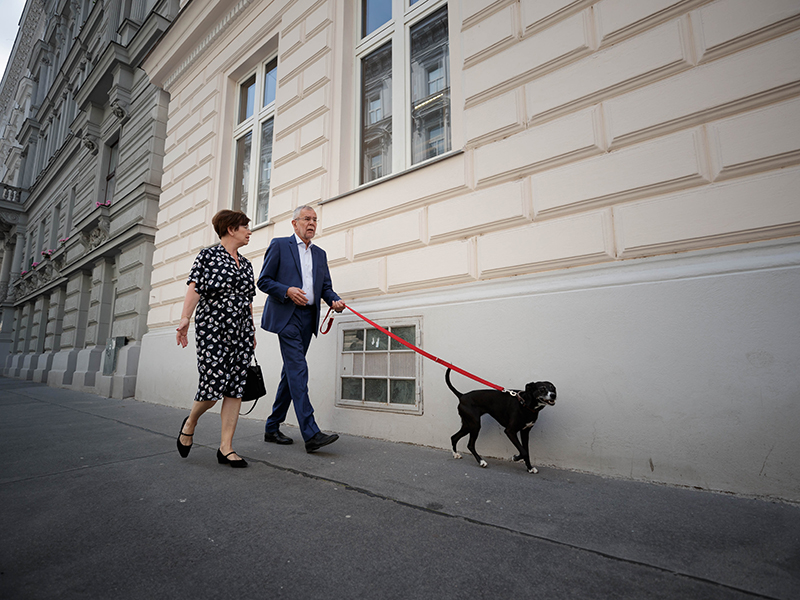 Bundespräsident Alexander Van der Bellen mit Ehefrau Doris Schmidauer  und Hund "Juli"  am Weg zur Stimmabgabe im Rahmen der EU-Wahl am Sonntag, 26. Mai 2019, in Wien